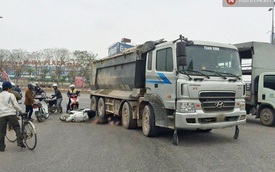 Hà Nội: Một phụ nữ bị cuốn vào gầm xe tải, tử vong tại chỗ