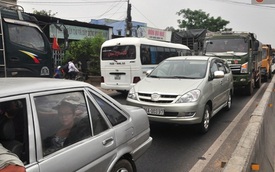 Hàng chục hành khách hoảng loạn sau tai nạn liên hoàn, quốc lộ 1A bị ách tắc hàng giờ
