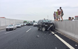 Ba chiếc Toyota gặp nạn kinh hoàng trên cao tốc Hà Nội - Hải Phòng