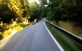 Ôm cua quá đà, biker va chạm với ô tô ngược chiều