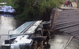 Sập cầu, xe tải rơi xuống sông, tài xế thoát chết trong gang tấc