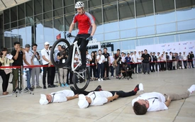 Trình diễn xe đạp mạo hiểm tại BMW World Vietnam 2016