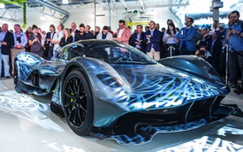 Bugatti Chiron gọi, Aston Martin AM-RB 001 giá 4 triệu USD trả lời