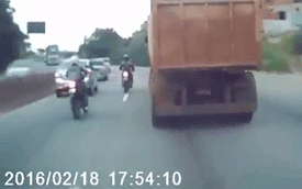 Đâm vào người đi bộ, biker suýt bị ô tô tải chèn qua người