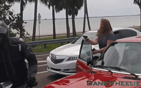 3 biker bị 1 phụ nữ rút súng dọa vì tấn công tài xế xe BMW