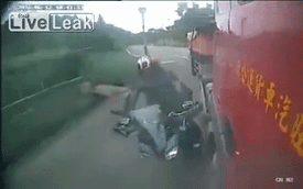 Vượt xe tải chở rác bất thành, biker tử vong