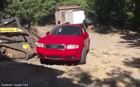 Bố dùng máy đào đất phá nát Audi A4 trị giá  13.000 USD của con gái