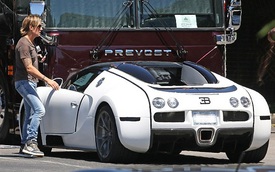 Chồng của "thiên nga nước Úc" Nicole Kidman lái Bugatti Veyron xuống phố