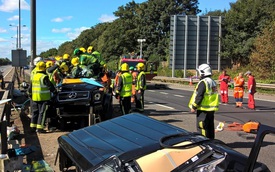 Lính cứu hỏa cắt mui Mercedes-Benz G63 AMG để cứu một cầu thủ bóng đá