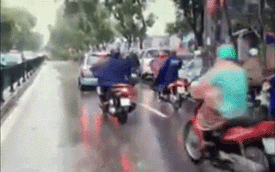 Mưa bão, cây đổ vào 3 người đi xe máy trên đường Chùa Bộc