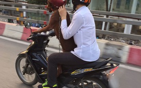 Hình ảnh thanh niên chở chó bằng xe máy trên đường Hà Nội gây tranh cãi