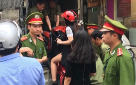 Hà Nội: Công an phường bê cả cô gái lẫn xe máy lên xe thùng