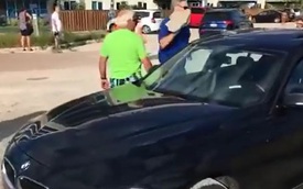 Người đàn ông dùng đá đập vỡ kính xe BMW 3-Series để cứu chú chó