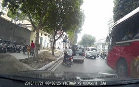 Hà Nội: Người điều khiển xe máy đi ngược chiều, gây tai nạn cho người khác