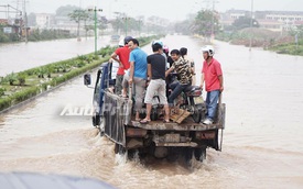 Dịch vụ chở xe máy qua đường ngập đắt hàng tại Hà Nội