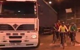 Đoạn video cho thấy điểm mù cực lớn của xe container khi cua