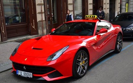 Siêu xe Ferrari F12 Berlinetta làm taxi "gây bão" trên mạng xã hội