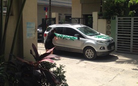 Hà Nội: Đỗ chắn cổng, Ford EcoSport bị người phụ nữ sơn chữ khắp xe