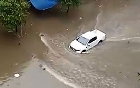 Choáng với cảnh xe bán tải Ford Ranger "bơi" trên phố Hà Nội