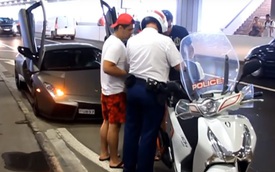 Lamborghini Reventon bị cảnh sát đi Honda SH chặn lại trong đường hầm