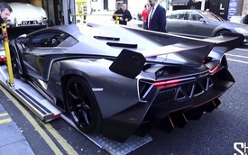 Xem cảnh siêu phẩm Lamborghini Veneno Coupe được vận chuyển vào đại lý