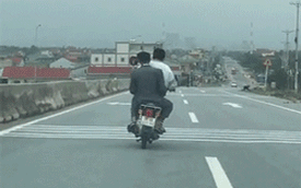 Hà Tĩnh: "Ma men" lái xe máy đánh võng trên đường, người dân không cho đi tiếp