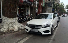 Đỗ trên đường Hà Nội, xe Mercedes bị "vặt sạch" gương và logo