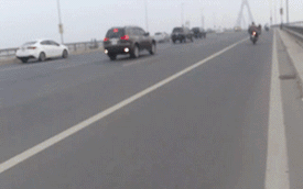 Video Mitsubishi Pajero Sport chạy giật lùi trên cầu Nhật Tân