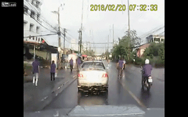 Nam học sinh sang đường gây tai nạn cho 2 người đi xe máy