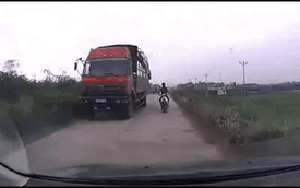 Vượt xe tải ẩu, nam thanh niên suýt lao đầu vào ô tô
