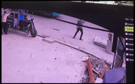 Video người đàn ông chạy theo xe buýt, rơi xuống hố ga và tử vong