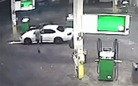 Người đàn ông xông phi vào xe qua cửa sổ để ngăn tên trộm