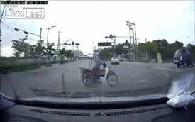 Cắt ngang đầu ô tô, người đàn ông đi xe máy bị hất lên nắp capô