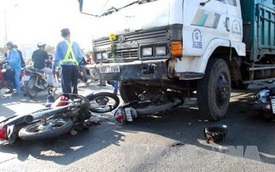 Video diễn biến vụ ô tô tải cuốn 8 xe máy vào gầm tại Sài Gòn