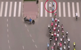 Người đàn ông sang đường khiến hàng loạt tay đua xe đạp "ngã ngựa"