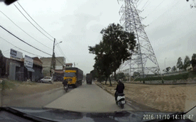 Đoạn video người đi xe máy sang đường, lao vào đầu ô tô tải gây xôn xao