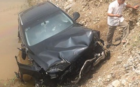Hà Nam: Va chạm với xe ben, Audi Q5 rơi xuống ruộng