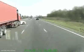 Va chạm với xe container, BMW "bắn" ra khỏi đường cao tốc