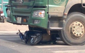 Hà Nội: Bị ô tô tải kéo lê hơn 20 mét, người đàn ông đi xe máy tử vong