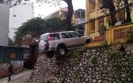 Quảng Ninh: Ford Everest nằm chênh vênh trên bờ tường
