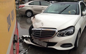 Hải Dương: Xe buýt đâm vào gốc cây, Mercedes-Benz E400 "vỡ đầu"