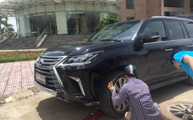 Quảng Ninh: Lexus LX570 2016 chưa biển trôi dốc, đâm vào cột điện