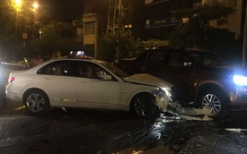 Hà Nội: Mercedes-Benz C250 đâm 2 taxi, 1 xe bán tải rồi bỏ chạy