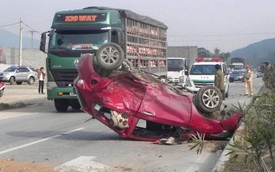 Nghệ An: Xe đầu kéo đâm liên hoàn 2 ô tô con, 7 người bị thương