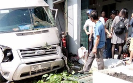 Tai nạn liên hoàn tại Thanh Hóa: Ford Transit đâm vào nhà dân, xe tải lật ngang