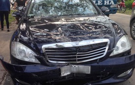 Quảng Ninh: Mercedes-Benz S550 "toác đầu" vì va chạm với xe máy