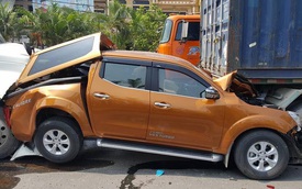 Bắc Ninh: Nissan Navara bị kẹp giữa 2 xe container, bẹp dúm