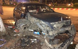 Hà Nội: Nissan Teana hư hỏng nặng vì tai nạn liên hoàn trong đêm