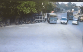 Video Toyota Innova bị xe tải đâm ngang rồi đâm vào gốc cây ở Lạng Sơn