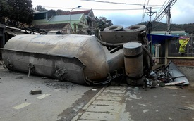 Nghệ An: Xe chở xi măng tự trôi, lao vào quán xôi, 2 người tử vong